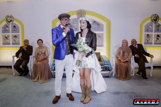 Tanpa Kebaya dan Konde, Gaun Pengantin dengan Jaket Kulit ala Poppy Sovia ini Rock 'n Roll Banget!