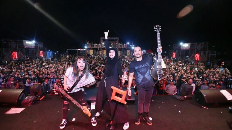 Salut deh! Putuskan Berhijab, Tantri Kotak Bikin Fansnya Merinding dengan Pertanyaannya Saat Konser