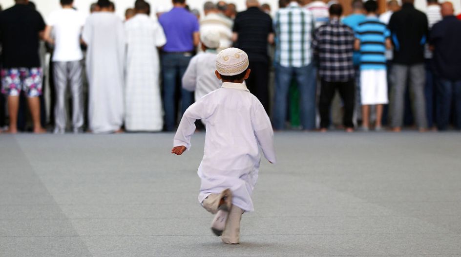 17+ Potret Anak-Anak dari Berbagai Penjuru Dunia Saat Ikut ke Masjid. Lucu sih, Selama Nggak Ganggu Ibadah