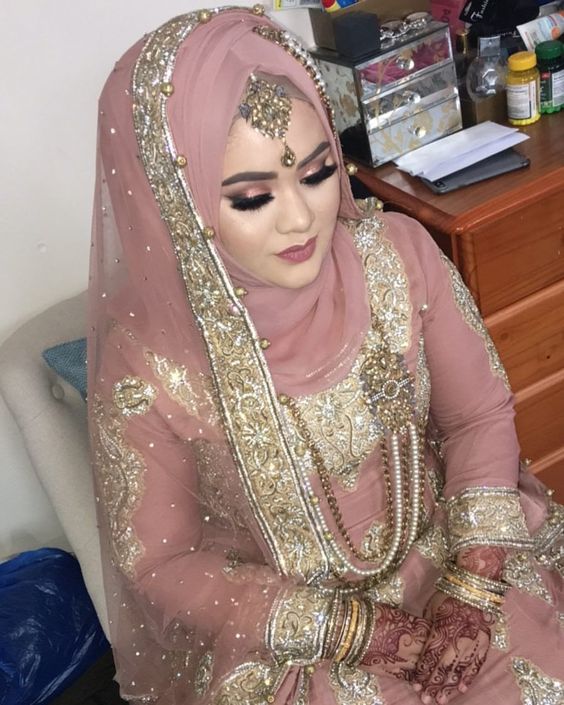 12 Inspirasi Busana Pengantin India Berhijab yang Menawan Hati. Saatnya Tampil Glamor dan Santun Kala Jadi Ratu Sehari