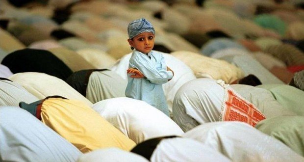 17+ Potret Anak-Anak dari Berbagai Penjuru Dunia Saat Ikut ke Masjid. Lucu sih, Selama Nggak Ganggu Ibadah