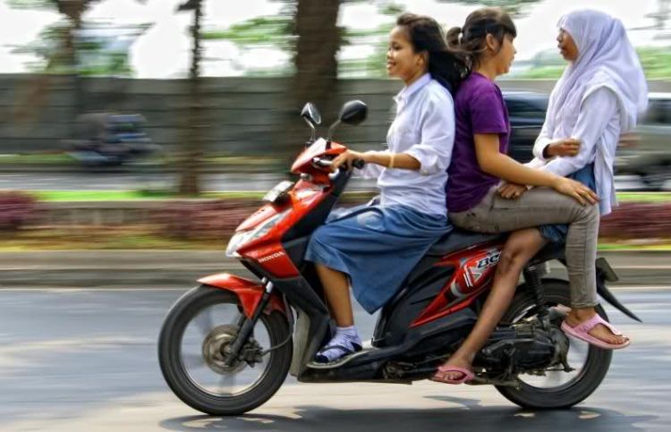 Bonceng Ramean Ternyata Nggak Cuma Ada di Sini, Bahkan di Luar Negeri Banyak yang Lebih Absurd Lho