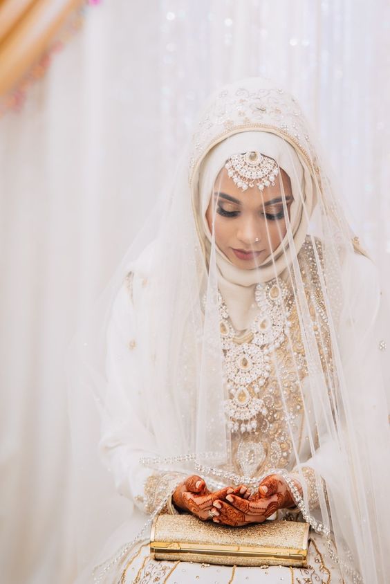 12 Inspirasi Busana Pengantin India Berhijab yang Menawan Hati. Saatnya Tampil Glamor dan Santun Kala Jadi Ratu Sehari