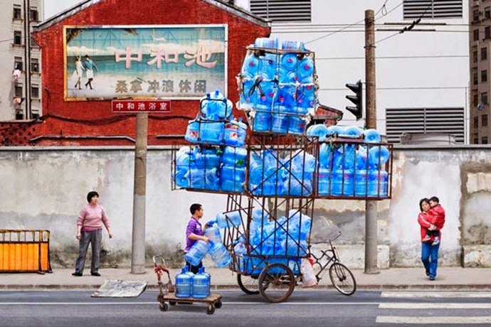 10 Potret Sepeda dan Motor yang Kelebihan Muatan. Miris Banget Tapi Kocak Juga!