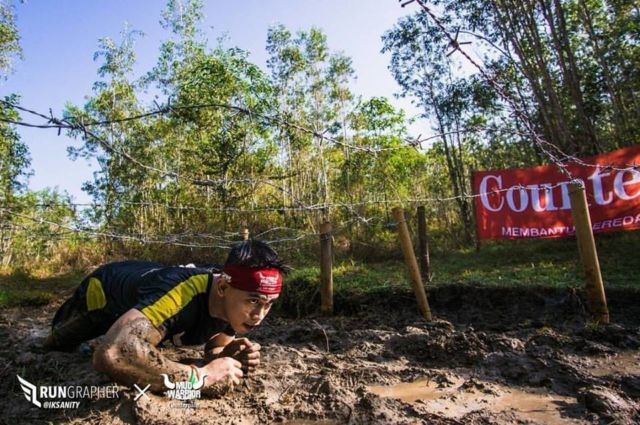 Jangan Ngaku Tangguh Kalau Belum Ikutan Counterpain Mud Warrior 4. Lomba Maraton Ala Latihan Militer!