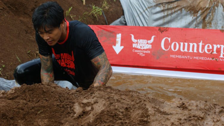 Jangan Ngaku Tangguh Kalau Belum Ikutan Counterpain Mud Warrior 4. Lomba Maraton Ala Latihan Militer!