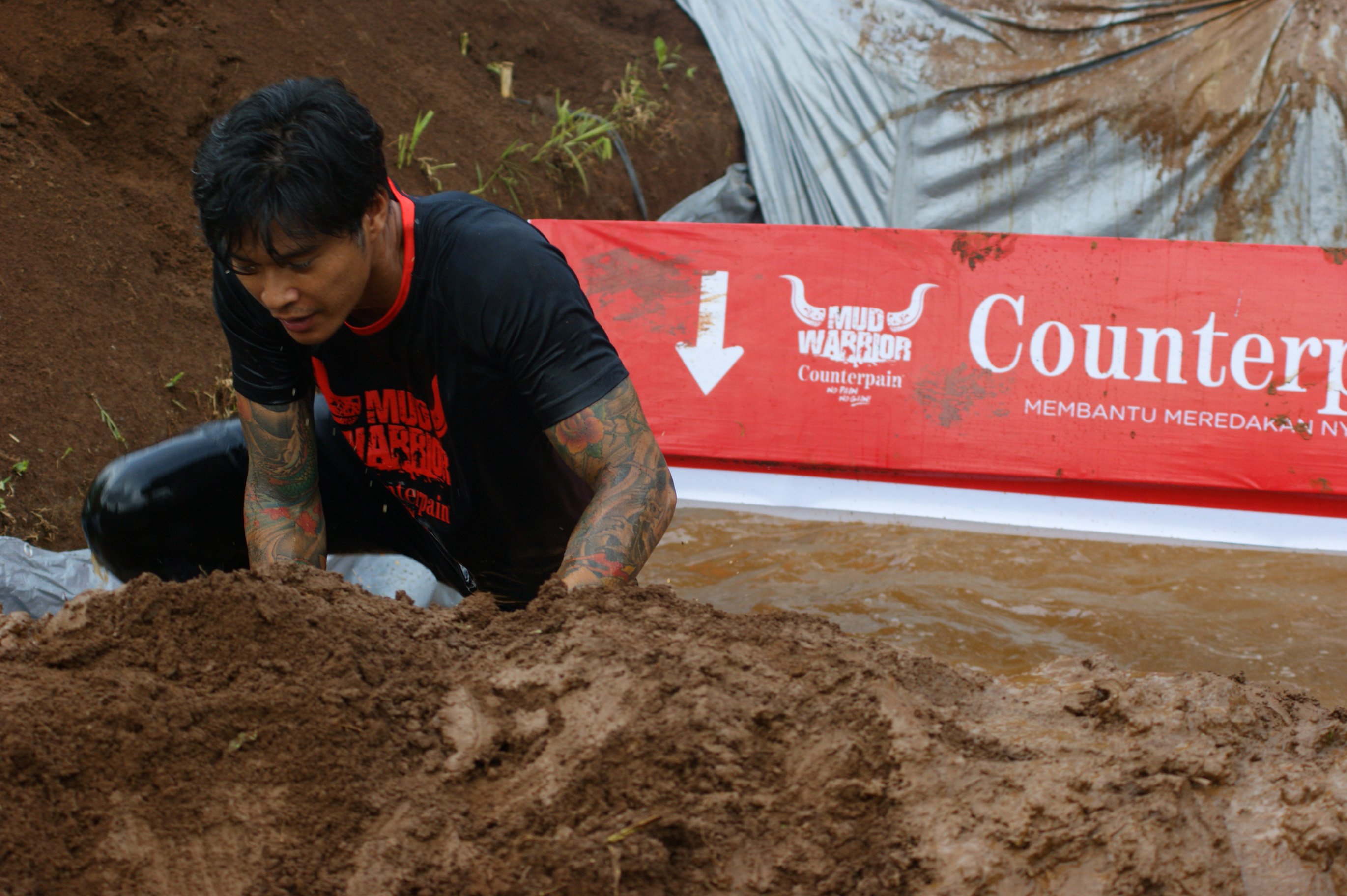 Jangan Ngaku Tangguh Kalau Belum Ikutan Counterpain Mud Warrior 4. Lomba Maraton Ala Latihan Militer!