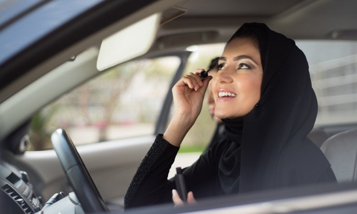 Make-Up Halal Bakal Jadi Tren Besar di Dunia, Bukan Cuma di Indonesia. Ini Fakta-faktanya!