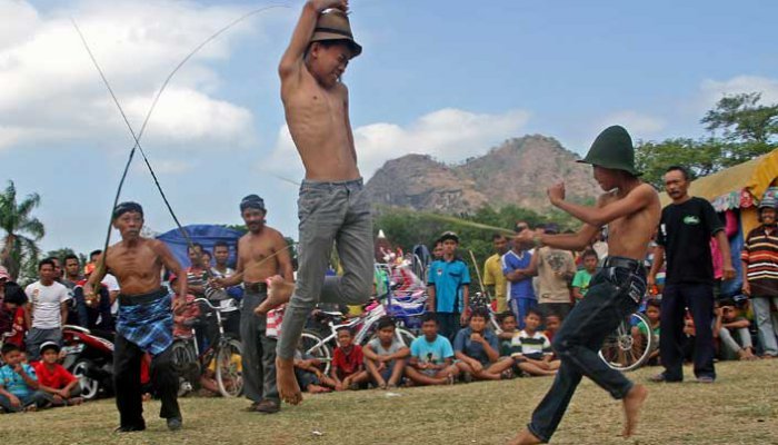 5 Ritual Memanggil Hujan Unik di Indonesia, Dari Tarian Hingga Aksi Menyiksa Diri