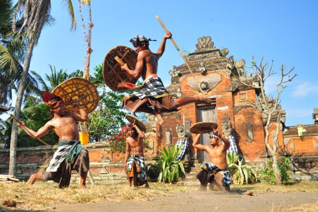 5 Ritual Memanggil Hujan Unik di Indonesia, Dari Tarian Hingga Aksi Menyiksa Diri