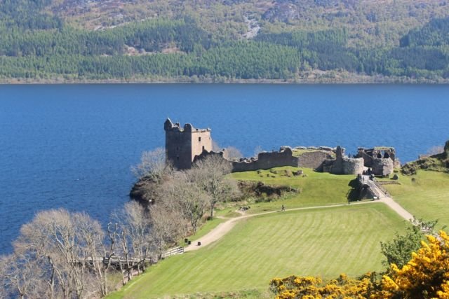 Urquhart Castle dilihat dari tepi jalan