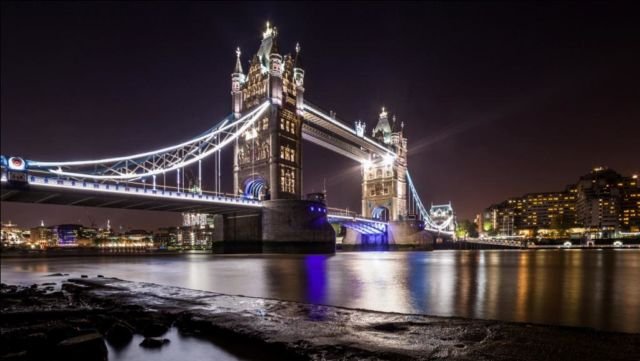 Keindahan London Bridge di malam hari