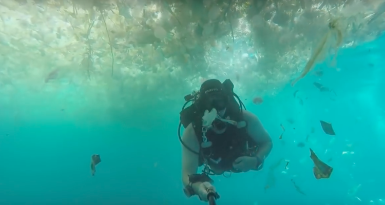 Video yang Dibuat Turis Ini Bikin Kita Miris. Ada Banyak Sekali Sampah di Lautan Nusa Penida, Bali!