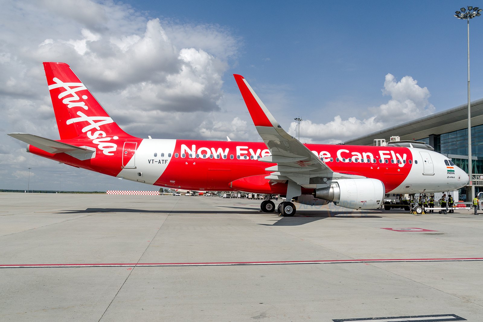 Viral Video yang Menunjukkan Bagasi Penumpang Dibanting-banting, Bos Air Asia Minta Maaf!