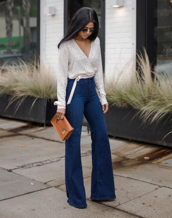 20 Alasan High-waisted Jeans Bisa Jadi Penolong Tampilanmu