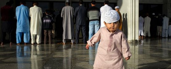 17+ Potret Anak-Anak dari Berbagai Penjuru Dunia Saat Ikut ke Masjid. Lucu sih, Selama Nggak Ganggu Ibadah