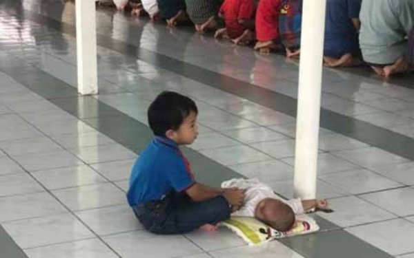 17+ Potret Anak-Anak dari Berbagai Penjuru Dunia Saat Ikut ke Masjid. Lucu sih, Selama Nggak Ganggu Ibadah