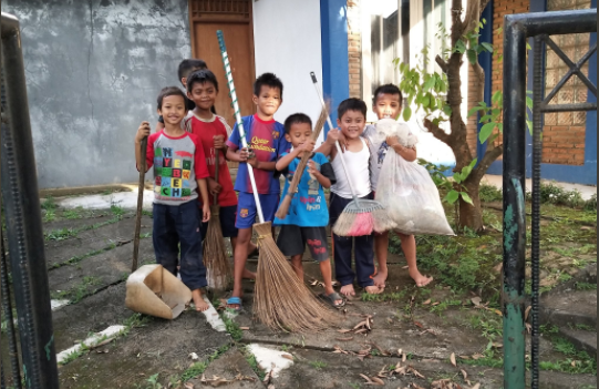 Anak-Anak ini Inisiatif Bersihkan Halaman Rumah Orang Setelah Dipakai Buat Main. Pinter Banget, Kan?