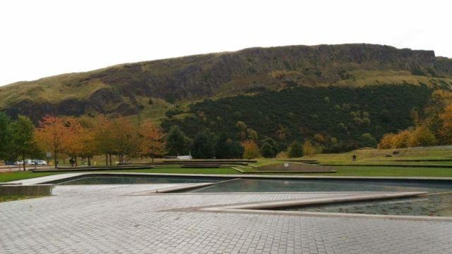 Pemandangan Arthur’s Seat dari Holyrood Park