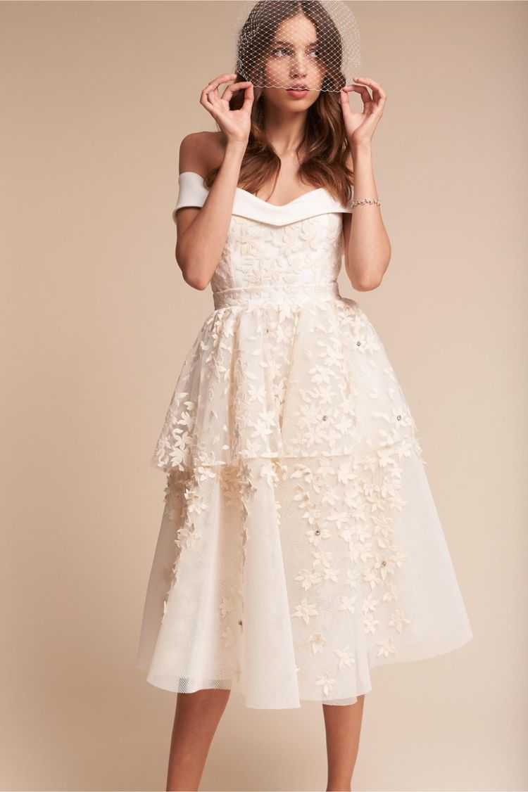 11+ Inspirasi Outfit untuk Sister of The Bride. Meski Bukan Bintang Utama, Boleh Kok Tampil Memesona