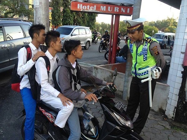 Bonceng Ramean Ternyata Nggak Cuma Ada di Sini, Bahkan di Luar Negeri Banyak yang Lebih Absurd Lho