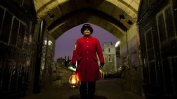 Menyaksikan Sakralnya Ceremony of the Keys di Tower of London