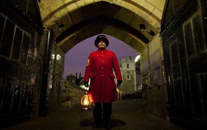 Menyaksikan Sakralnya Ceremony of the Keys di Tower of London