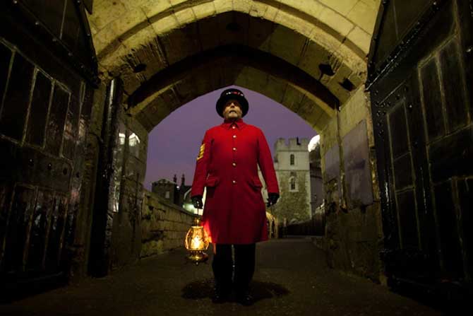 Menyaksikan Sakralnya Ceremony of the Keys di Tower of London