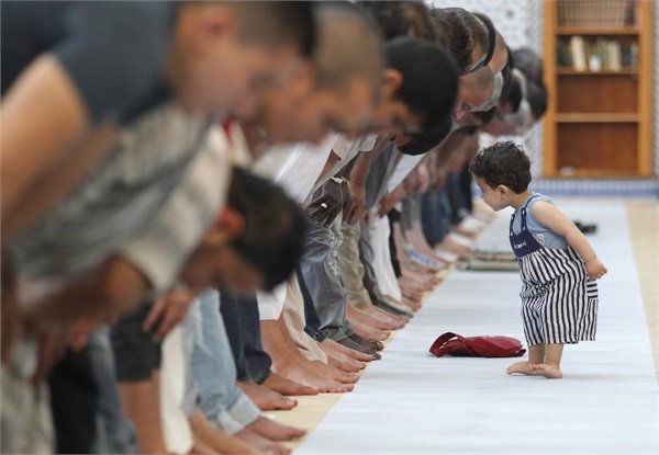 17+ Potret Anak-Anak dari Berbagai Penjuru Dunia Saat Ikut ke Masjid. Lucu sih, Selama Nggak Ganggu Ibadah