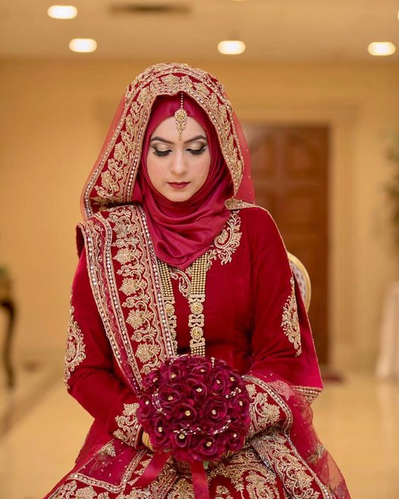 12 Inspirasi Busana Pengantin India Berhijab yang Menawan Hati. Saatnya Tampil Glamor dan Santun Kala Jadi Ratu Sehari