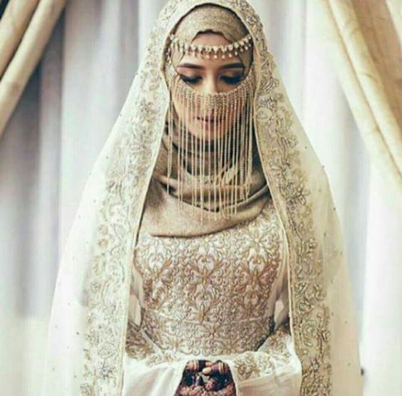 12 Inspirasi Busana Pengantin India Berhijab yang Menawan Hati. Saatnya Tampil Glamor dan Santun Kala Jadi Ratu Sehari