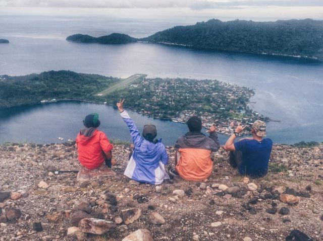 pemandangan pulau banda dari puncak gunung api