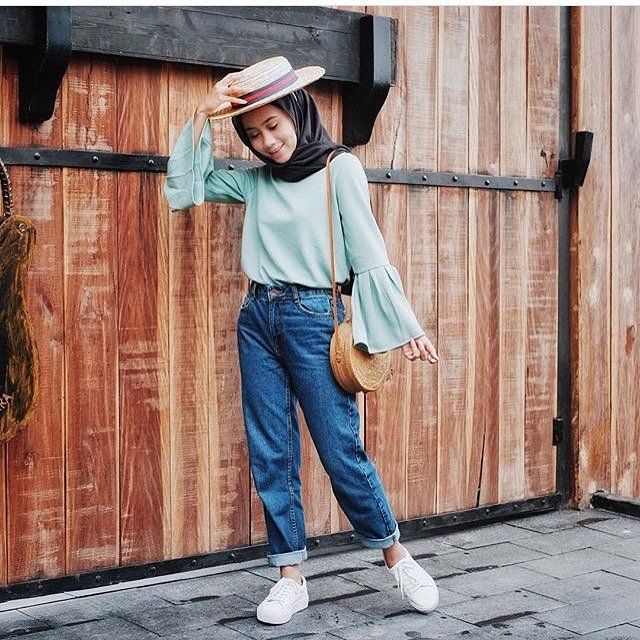 20 Alasan High-waisted Jeans Bisa Jadi Penolong Tampilanmu