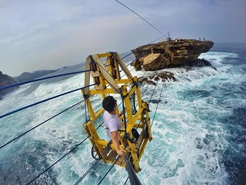 Naik Gondola di pantai Timang