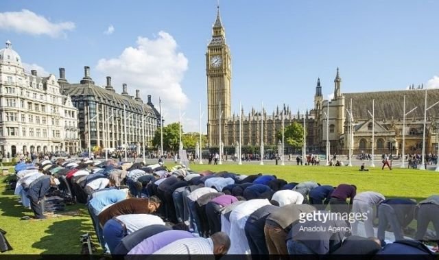 Shalat Jum'at di Parliament Square London