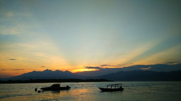 Kisah Misteri yang Dialami Kapten Kapal di Lautan Pulau Komodo. Cukup Serem Juga Sih!