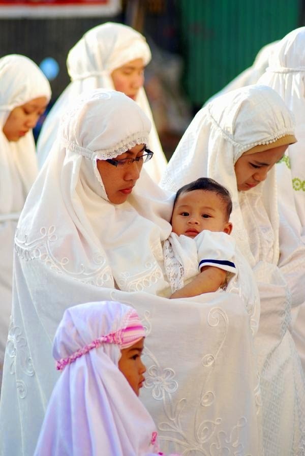 17+ Potret Anak-Anak dari Berbagai Penjuru Dunia Saat Ikut ke Masjid. Lucu sih, Selama Nggak Ganggu Ibadah