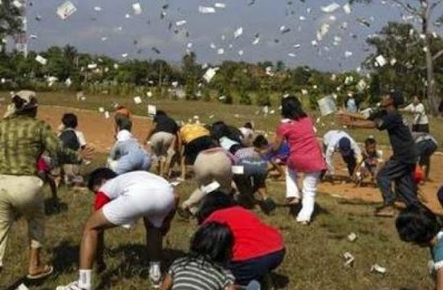 7 Kisah di Balik ‘Hujan’ Uang yang Benaran Pernah Turun di Dunia. Sebenarnya Lumayan Sering Lho