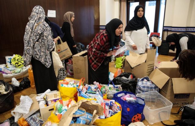 Beberapa Relawan Muslim yang Menyediakan Makanan Untuk Tunawisma