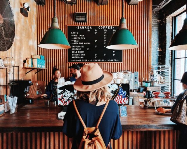 Hangout di kafe atau restoran sah-sah aja kok, tapi kalau masih mau hemat ketahui dulu triknya.