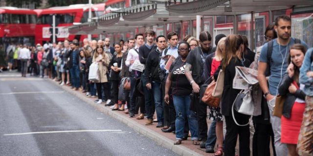 Antrian tertib di UK