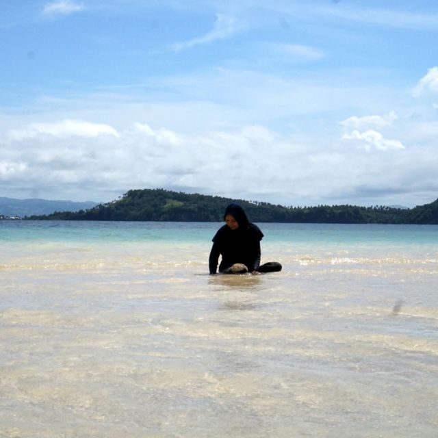 Bermain di Pulau Saronde