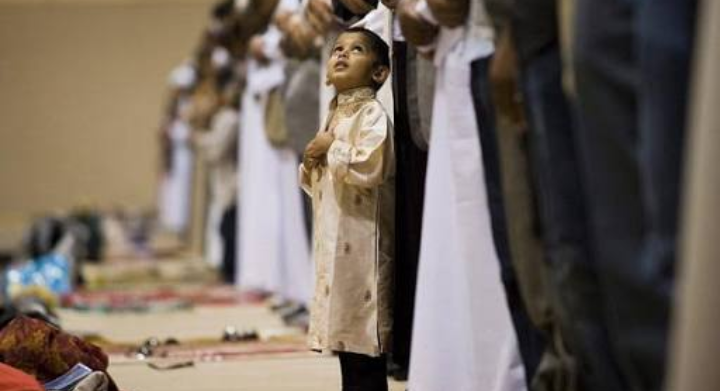 17+ Potret Anak-Anak dari Berbagai Penjuru Dunia Saat Ikut ke Masjid. Lucu sih, Selama Nggak Ganggu Ibadah