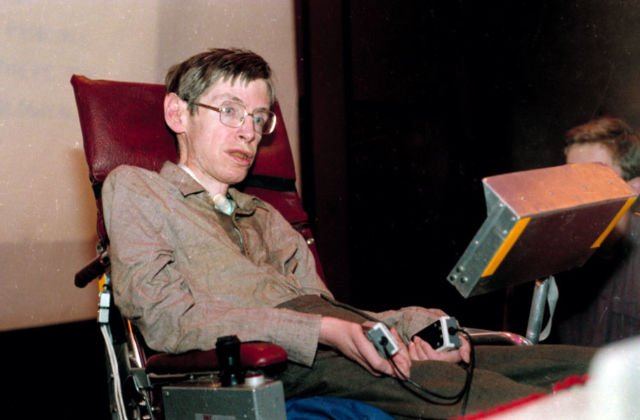 6 Kecanggihan Teknologi dari Kursi Roda Stephen Hawking. Sumpah Keren Banget!