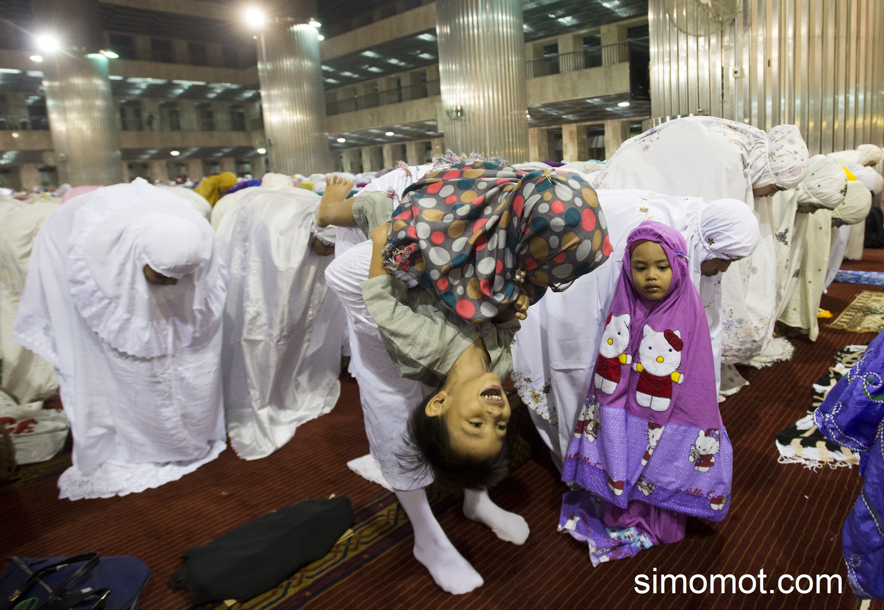 17+ Potret Anak-Anak dari Berbagai Penjuru Dunia Saat Ikut ke Masjid. Lucu sih, Selama Nggak Ganggu Ibadah