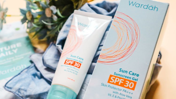 Lindungi Kulit Wajahmu dari Sinar Matahari Dengan Wardah Sun Care SunScreen Gel!