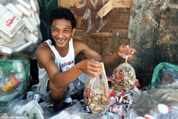 11 Aksi Makan ‘Sampah’ yang Makin Populer di Seluruh Dunia. Bahkan Ada Presiden yang Ikutan Lho!