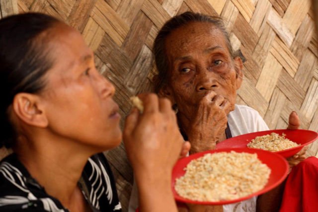 11 Aksi Makan 'Sampah' yang Makin Populer di Seluruh Dunia. Bahkan Ada Presiden yang Ikutan Lho!