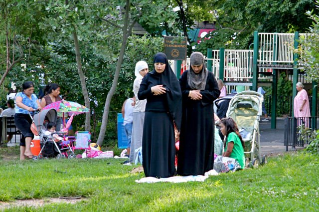 Sholat di taman kota