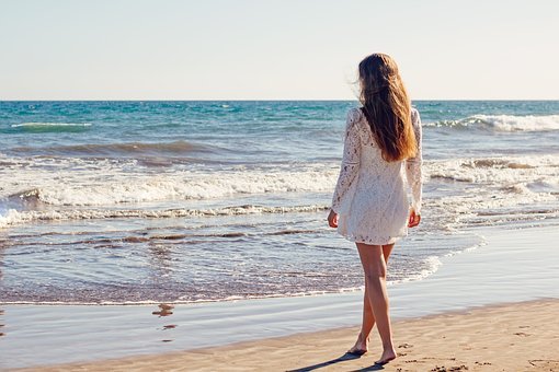 Tidak Perlu Takut Main ke Pantai, Produk Kosmetik Ini Ampuh Melindungi Kulitmu